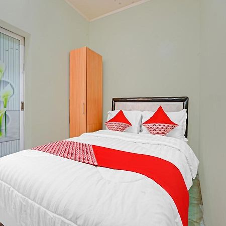 Oyo 90804 Oma Uti Homestay Syariah Джокьякарта Экстерьер фото