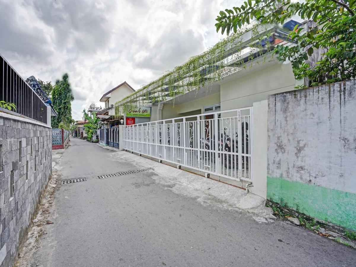 Oyo 90804 Oma Uti Homestay Syariah Джокьякарта Экстерьер фото