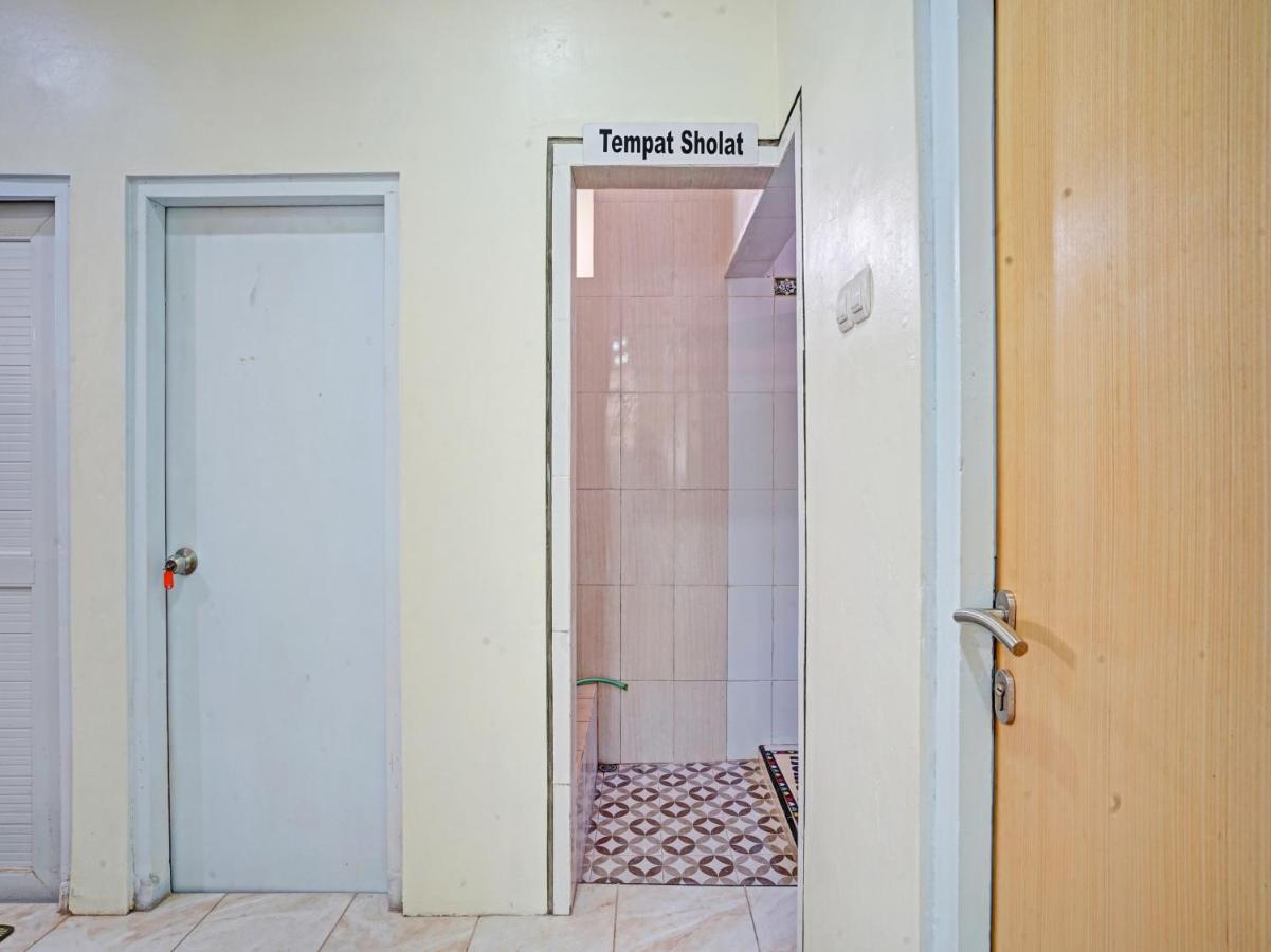 Oyo 90804 Oma Uti Homestay Syariah Джокьякарта Экстерьер фото