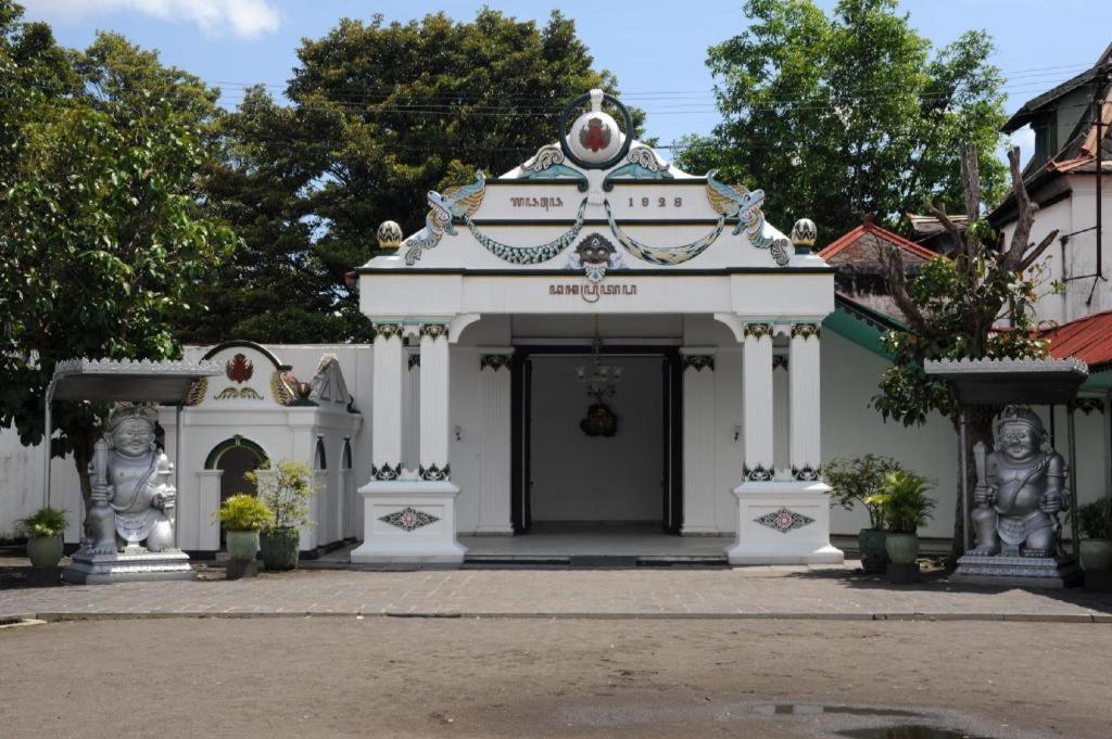 Oyo 90804 Oma Uti Homestay Syariah Джокьякарта Экстерьер фото